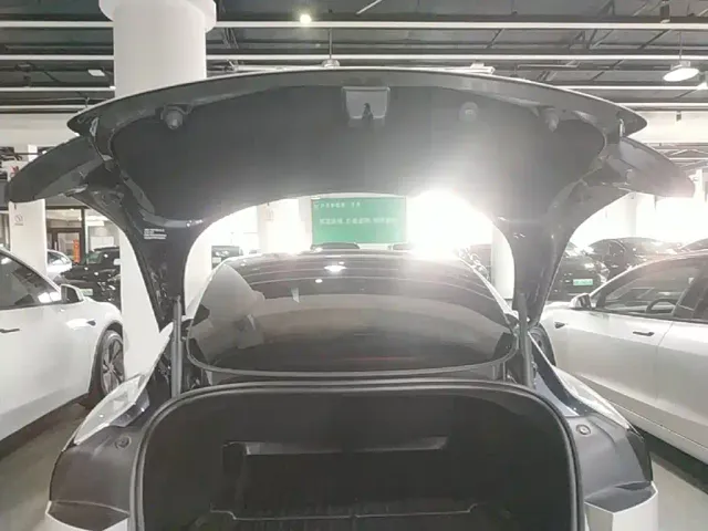 Tesla Model 3 — Фото автомобиля 18