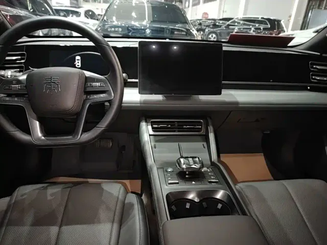 BYD Qin L — Фото автомобиля 12