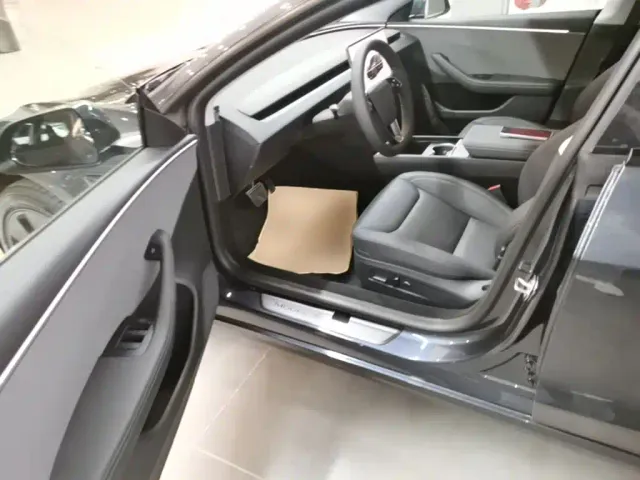 Tesla Model 3 — Фото автомобиля 15