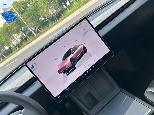 Tesla Model 3 — Фото автомобиля 4
