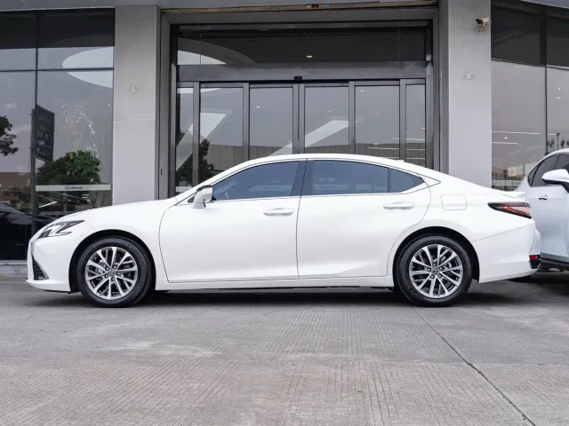 Lexus ES — Фото автомобиля 4