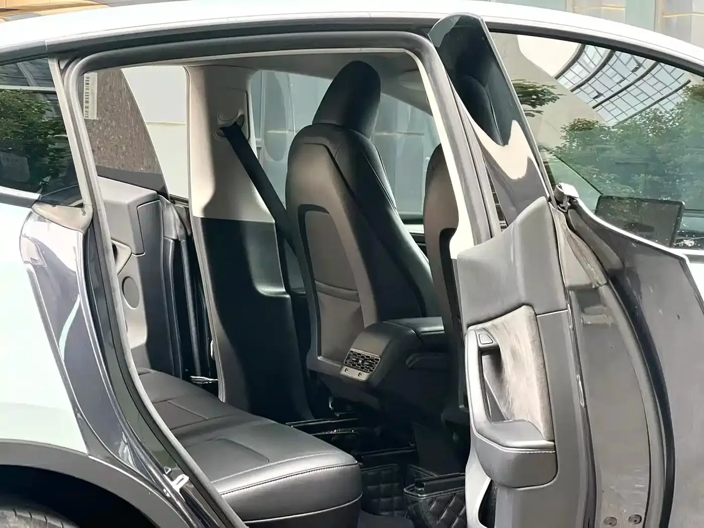 Tesla Model Y 2024 Rear-Wheel Drive Version — Фото автомобиля 11