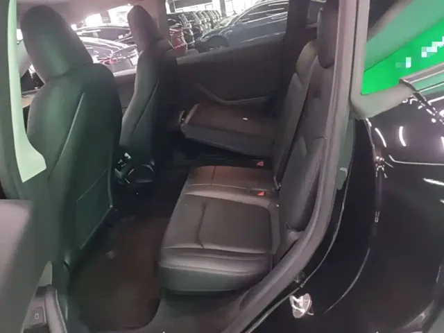 Tesla Model Y — Фото автомобиля 16