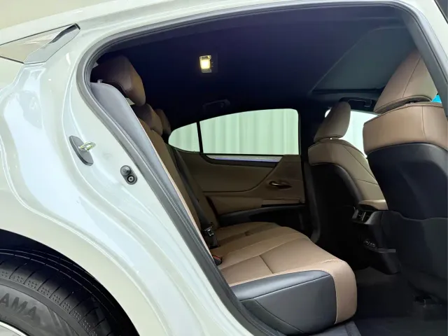 Lexus ES — Фото автомобиля 10