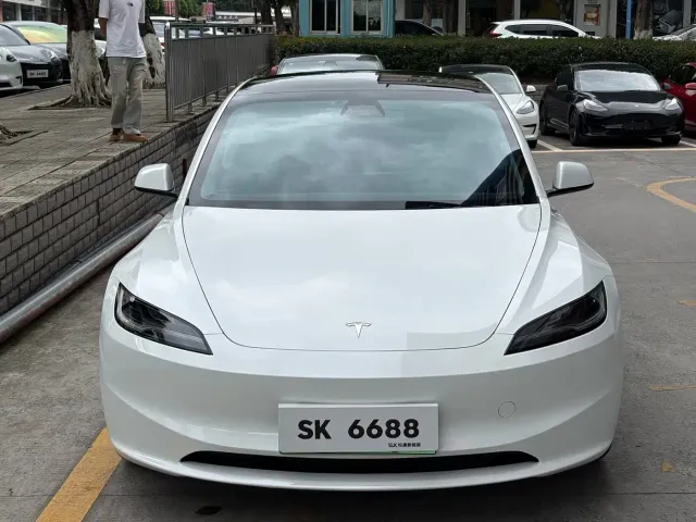 Tesla Model 3 — Фото автомобиля 2