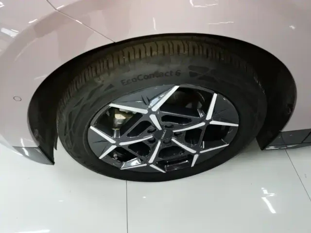 Lynk & Co Z20 — Фото автомобиля 22