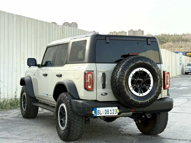 Ford Bronco — Фото автомобиля 9