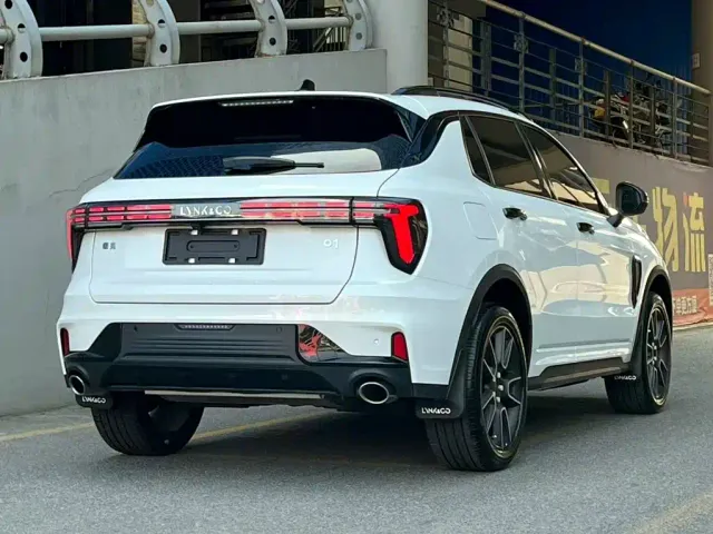 Lynk & Co 01 — Фото автомобиля 5