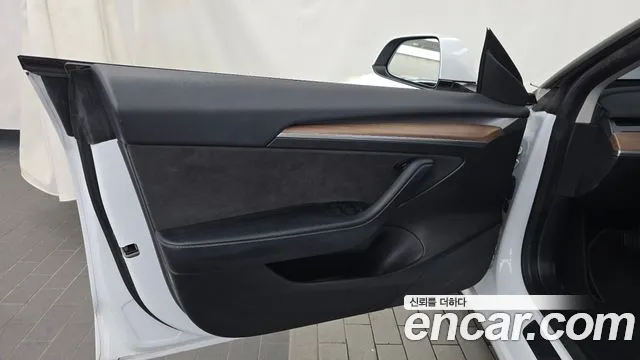 Tesla Model 3 — Фото автомобиля 22
