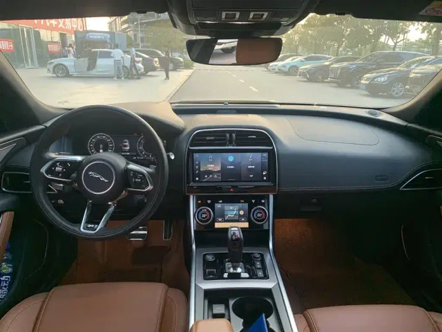 Jaguar XEL — Фото автомобиля 6