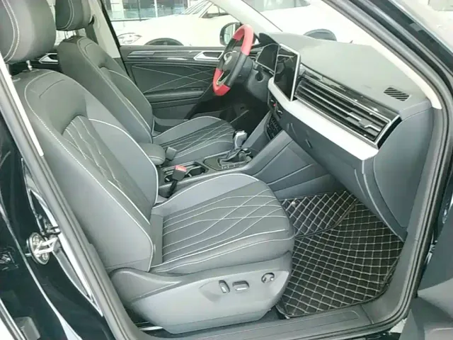 Volkswagen Tiguan L — Фото автомобиля 24