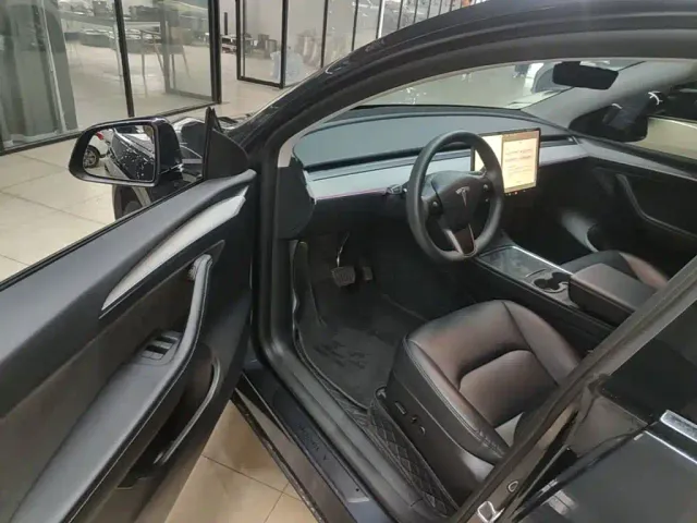 Tesla Model Y — Фото автомобиля 15