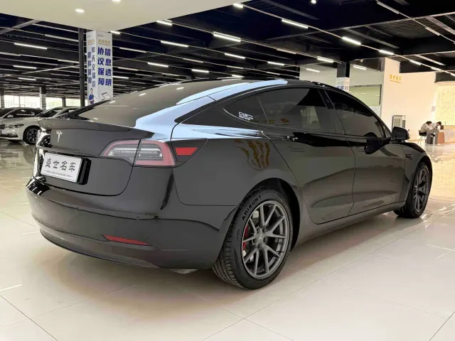 Tesla Model 3 — Фото автомобиля 10