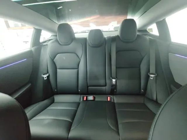 Tesla Model 3 — Фото автомобиля 9