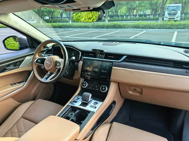Jaguar F-Pace — Фото автомобиля 13