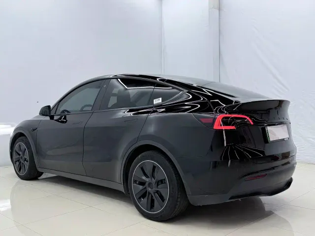 Tesla Model Y — Фото автомобиля 14
