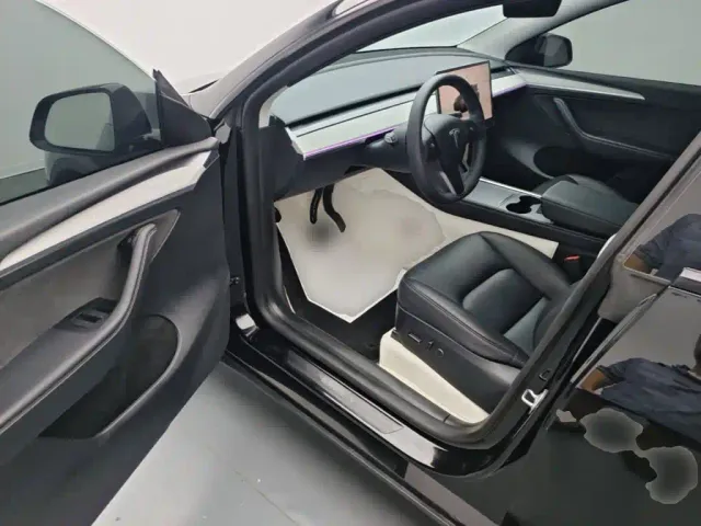 Tesla Model Y — Фото автомобиля 15