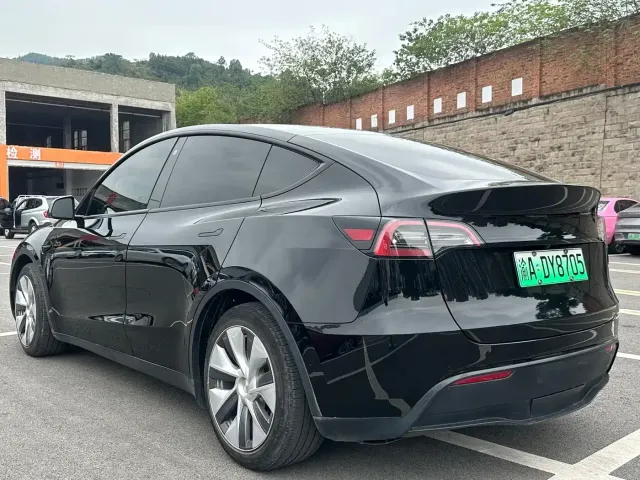 Tesla Model Y — Фото автомобиля 15