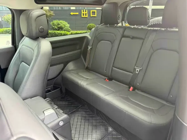 Land Rover Defender — Фото автомобиля 10