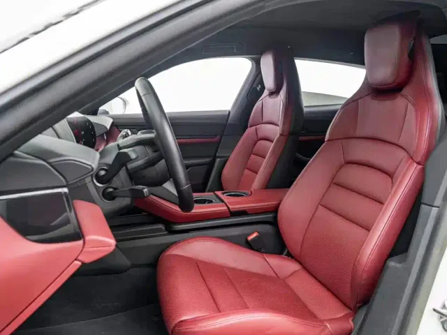 Porsche Taycan — Фото автомобиля 14