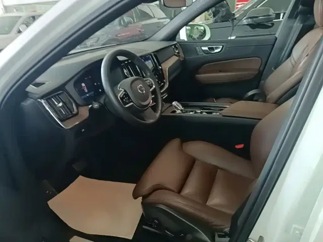 Volvo XC60 — Фото автомобиля 14