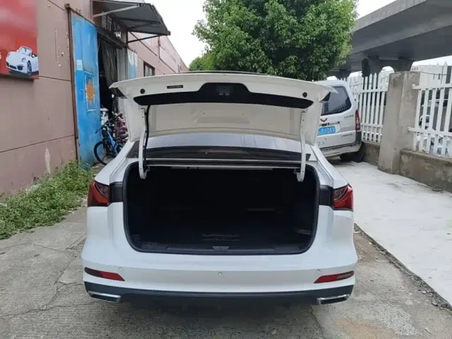 Roewe i5 — Фото автомобиля 18