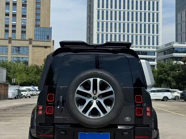 Land Rover Defender — Фото автомобиля 9