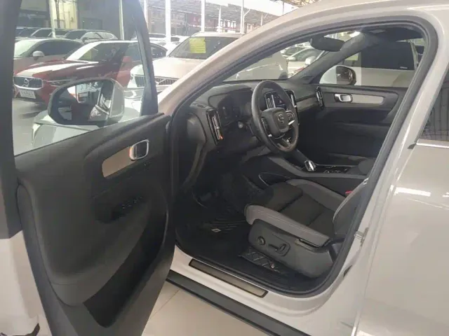 Volvo XC40 — Фото автомобиля 15