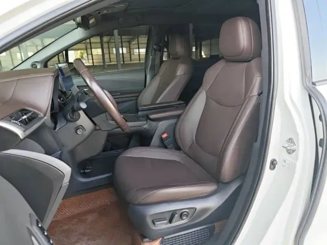 Toyota Sienna — Фото автомобиля 14