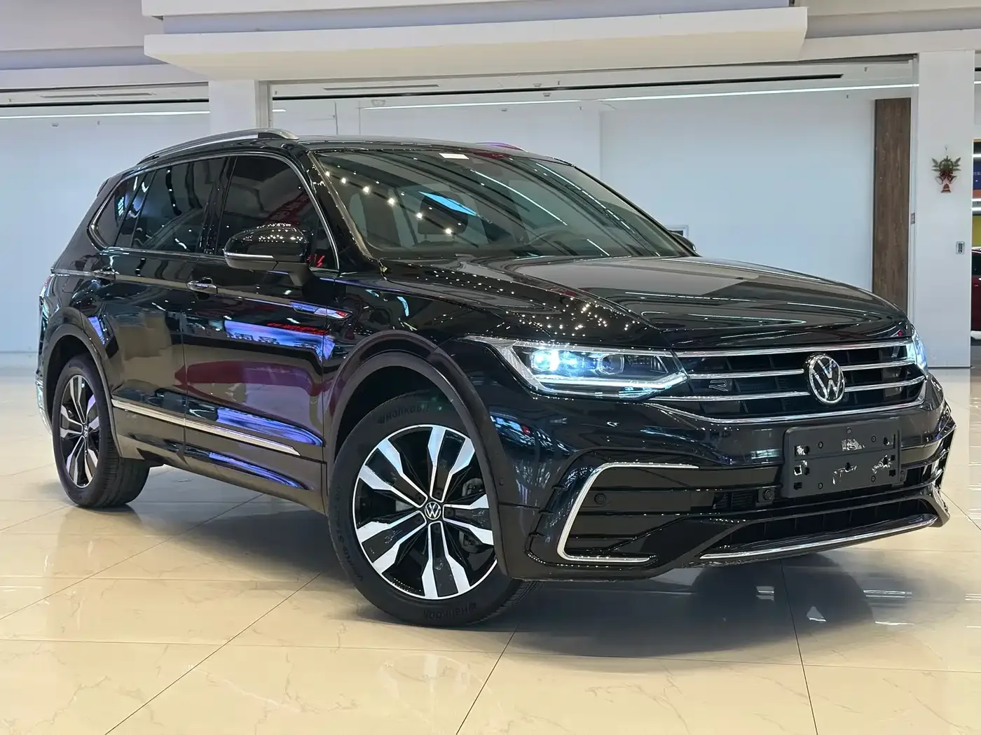 Volkswagen Tiguan L 2023 330TSI Auto 2WD R-Line Premium Edition — Фото автомобиля 3