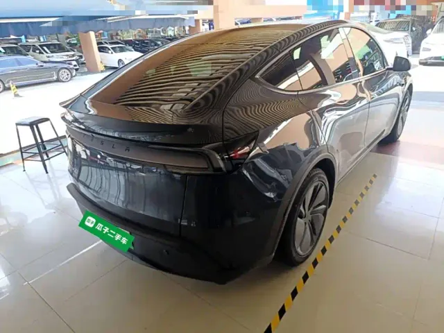Tesla Model Y — Фото автомобиля 6