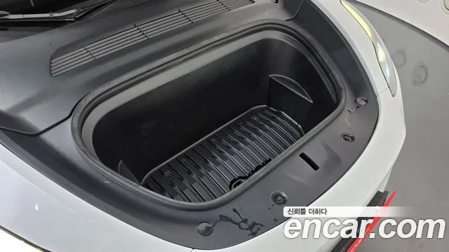 Tesla Model Y — Фото автомобиля 9