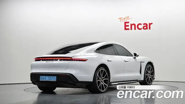 Porsche Taycan — Фото автомобиля 2