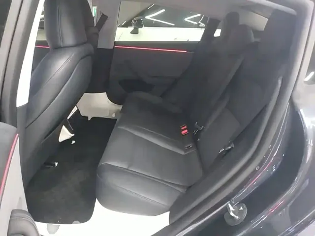Tesla Model 3 — Фото автомобиля 16