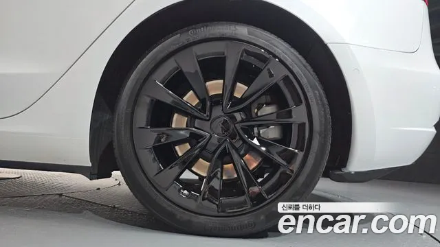 Tesla Model 3 — Фото автомобиля 6
