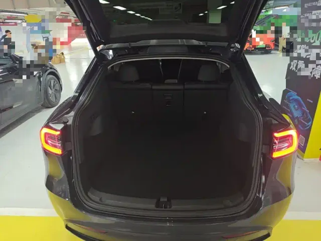 Tesla Model Y — Фото автомобиля 18