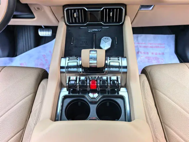 BYD FangChengBao Leopard 8 — Фото автомобиля 11