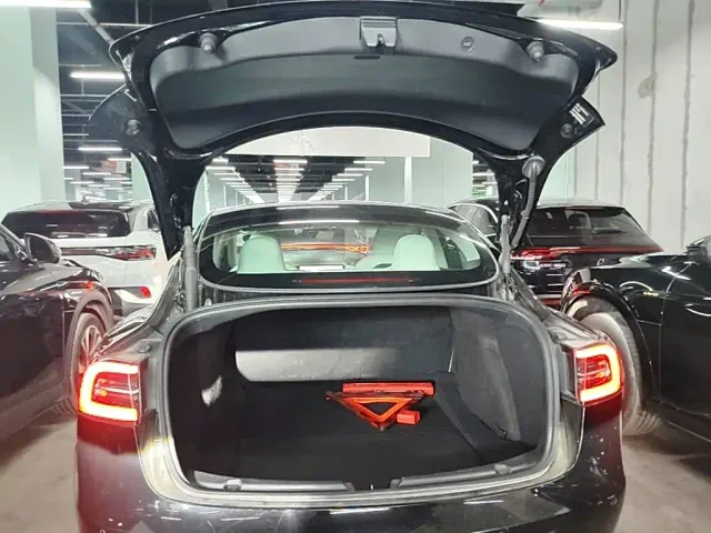 Tesla Model 3 — Фото автомобиля 14