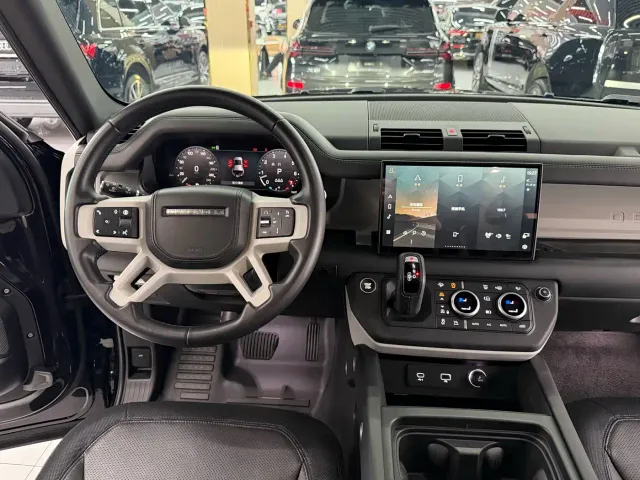 Land Rover Defender — Фото автомобиля 12