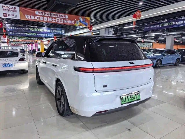 Li Auto L8 — Фото автомобиля 9