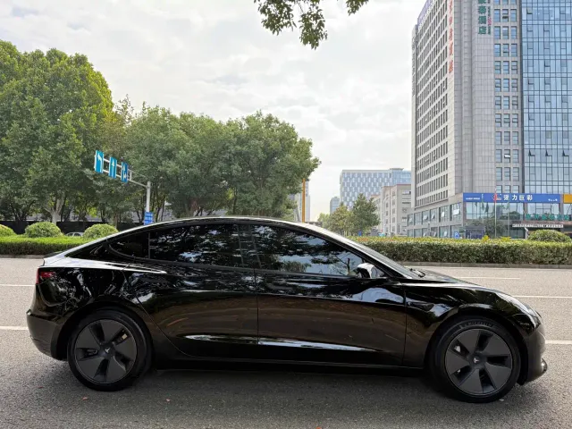 Tesla Model 3 — Фото автомобиля 6