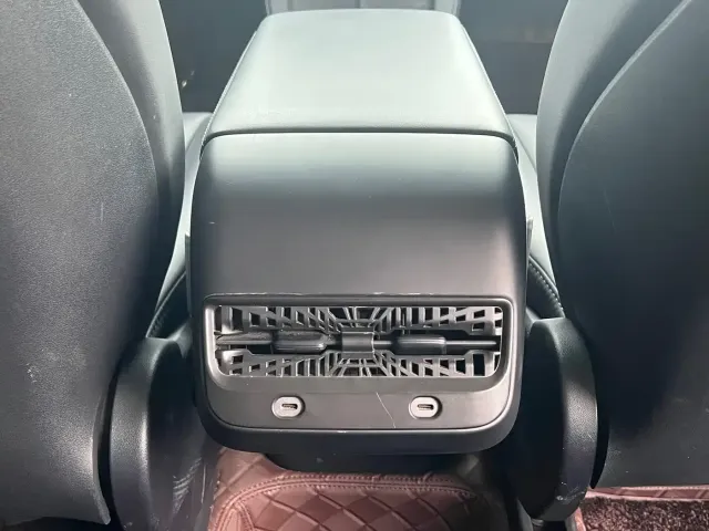 Tesla Model Y — Фото автомобиля 11
