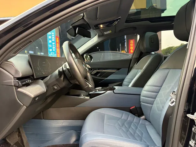 BMW 5 Series — Фото автомобиля 11