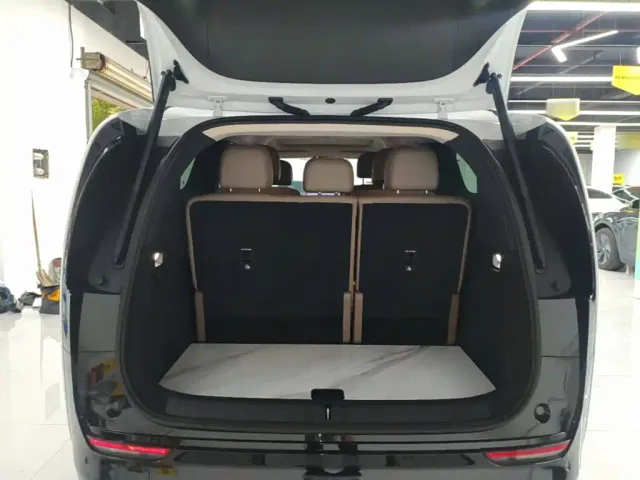 Li Auto MEGA — Фото автомобиля 18