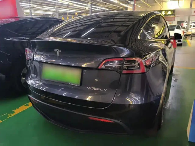 Tesla Model Y — Фото автомобиля 5