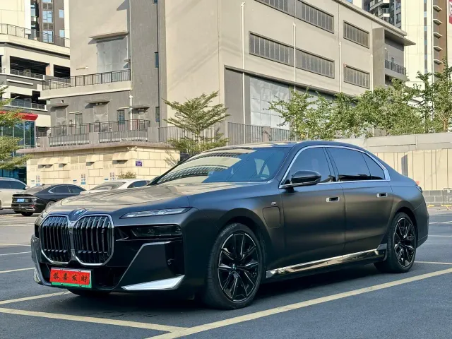 Фотография автомобиля — BMW i7
