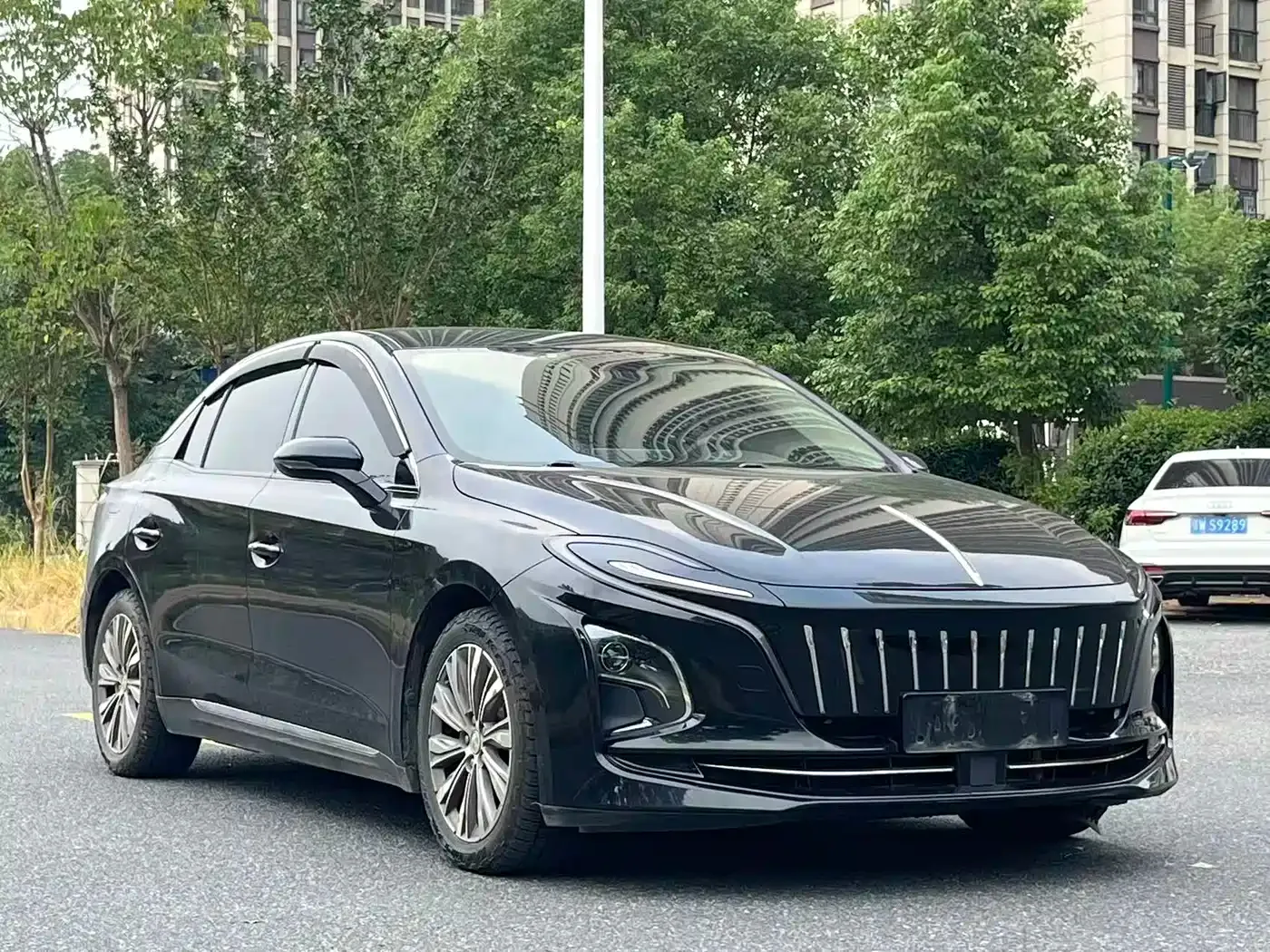 Hongqi Hongqi E-QM5 2022 431km Charging Enjoyment Edition — Фото автомобиля 3