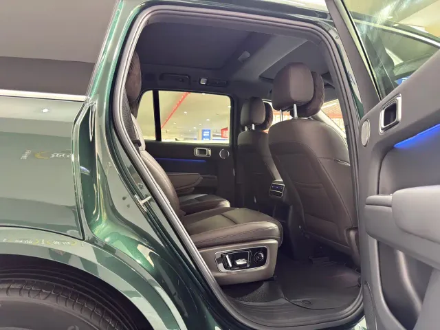 Li Auto L8 — Фото автомобиля 12