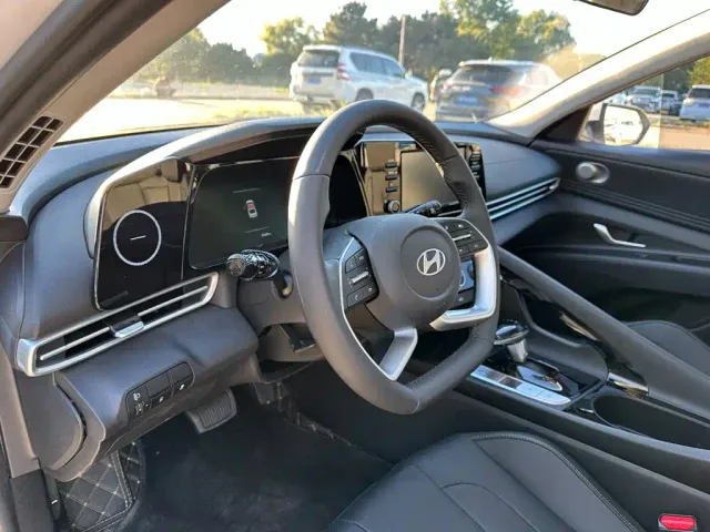 Hyundai Elantra — Фото автомобиля 10