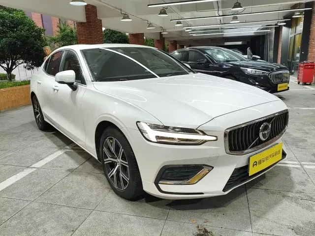 Volvo S60 — Фото автомобиля 9